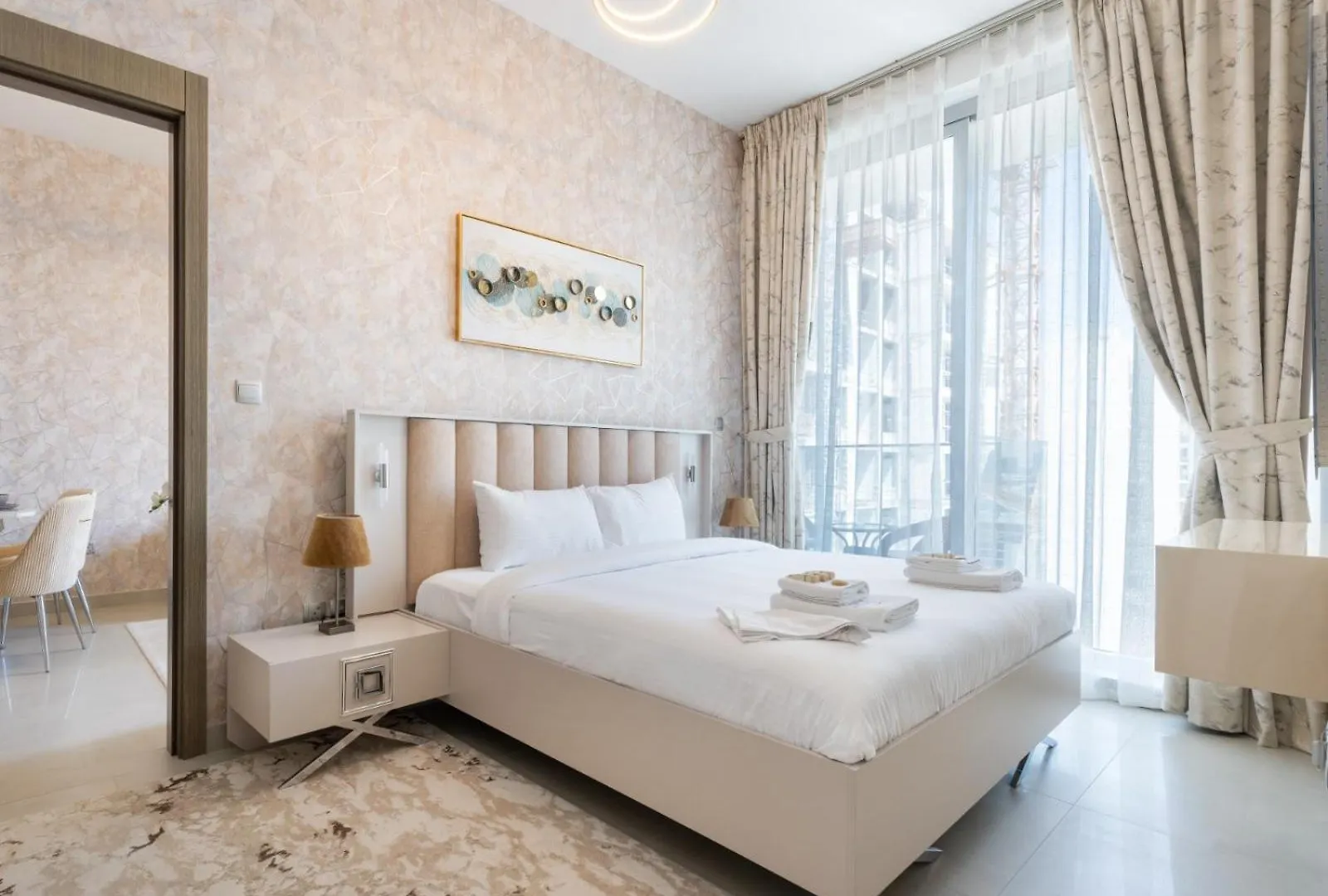 Blue Bell Elegance- Chic 1Br Getaway Apartment Dubai