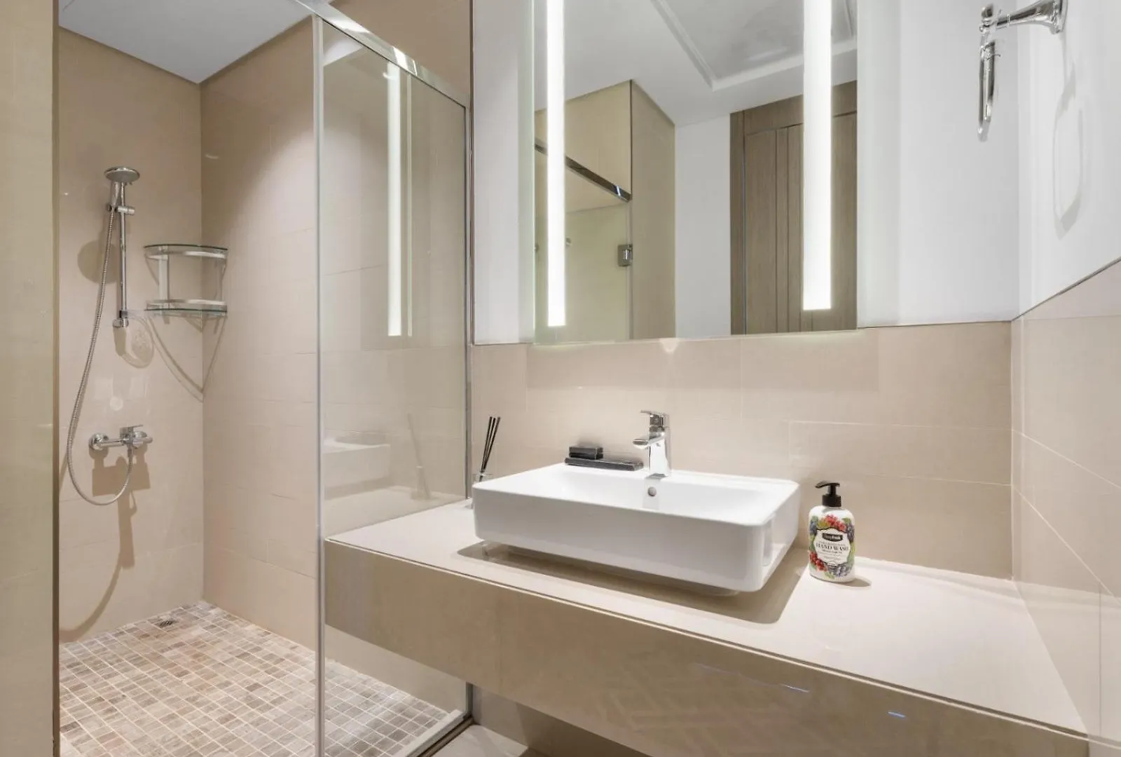 Blue Bell Elegance- Chic 1Br Getaway Apartment Dubai United Arab Emirates
