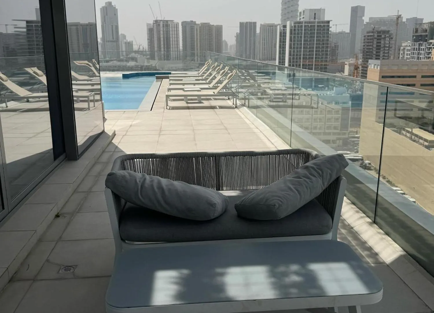 Blue Bell Elegance- Chic 1Br Getaway Apartment Dubai
