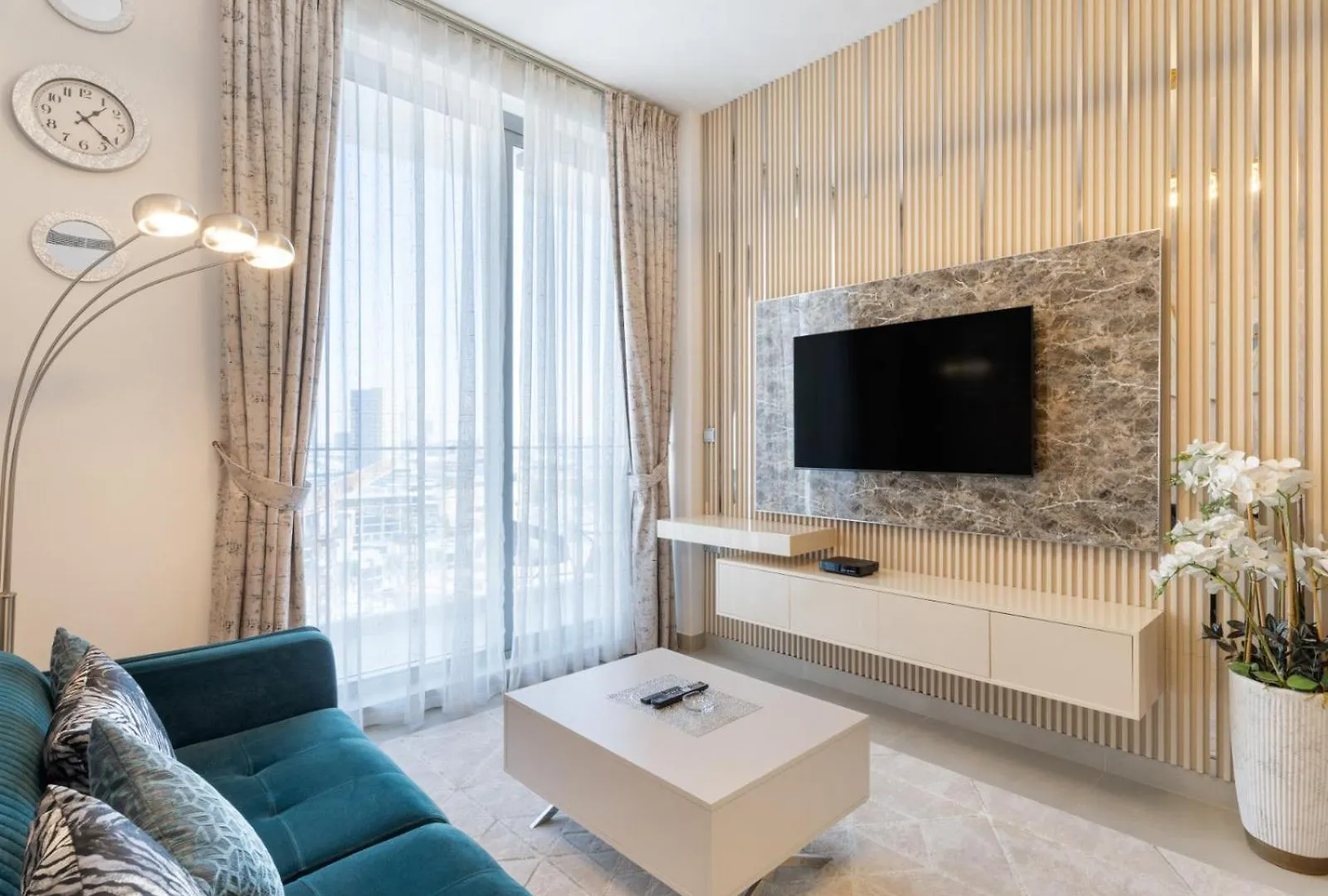 Blue Bell Elegance- Chic 1Br Getaway Apartment Dubai