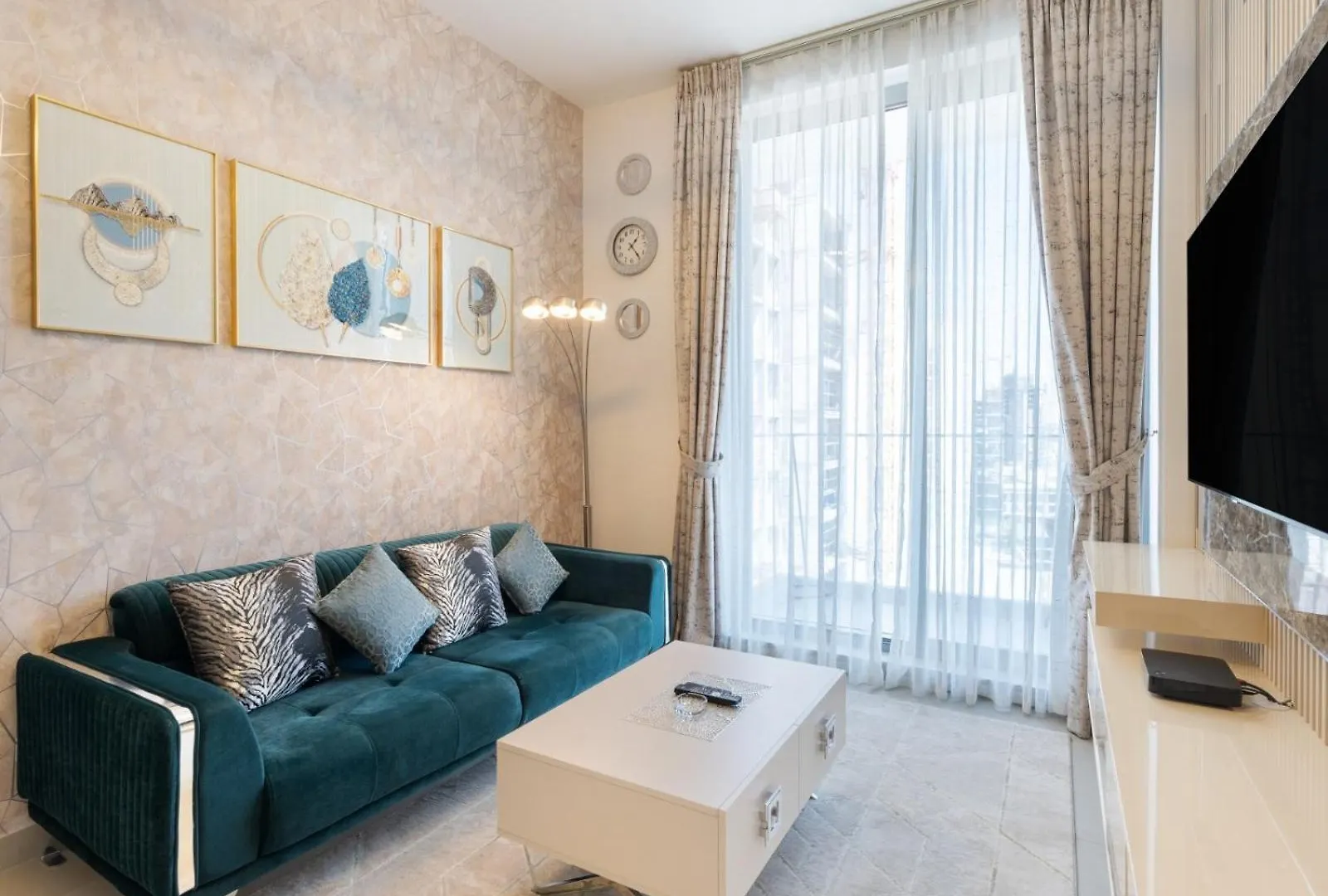 Blue Bell Elegance- Chic 1Br Getaway Apartment Dubai United Arab Emirates