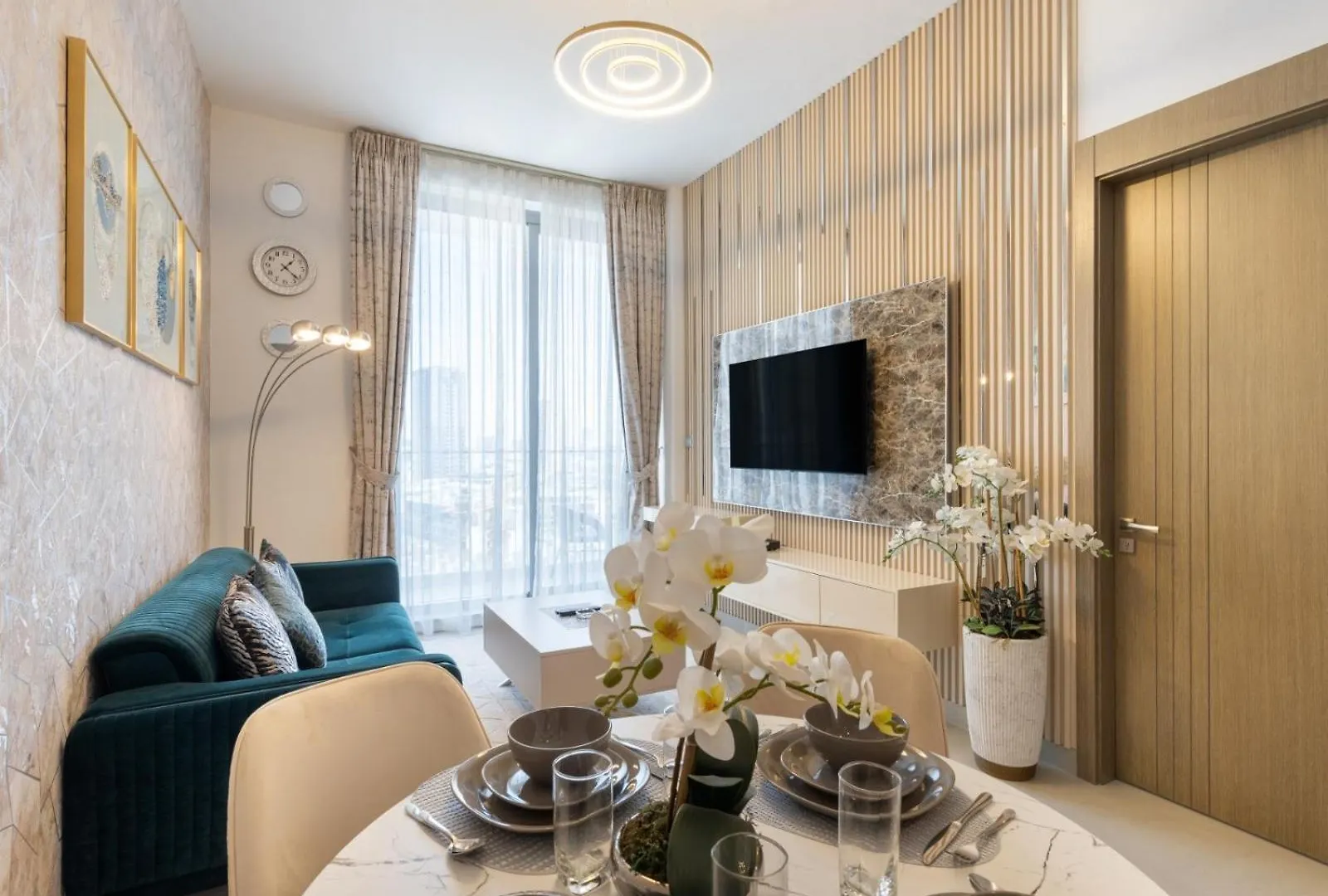 Blue Bell Elegance- Chic 1Br Getaway Apartment Dubai