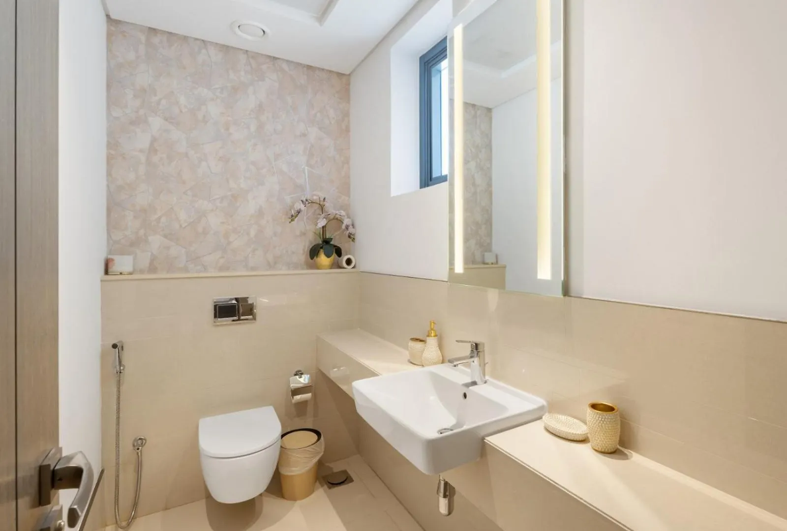 Blue Bell Elegance- Chic 1Br Getaway Apartment Dubai