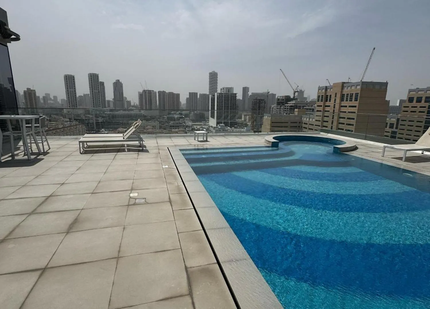 Blue Bell Elegance- Chic 1Br Getaway Apartment Dubai